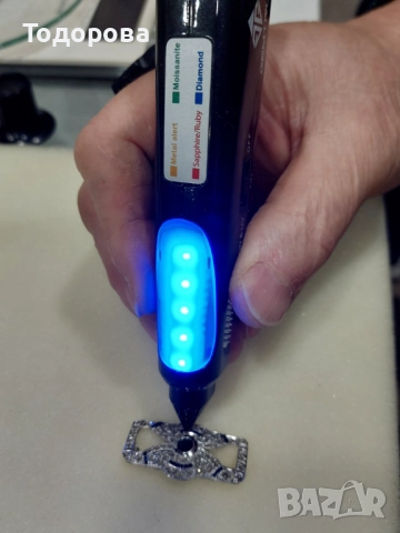 Лот от 3 брошки,златна 18 к. брошка с черни опали,и две с диаманти, снимка 11 - Други - 52085157