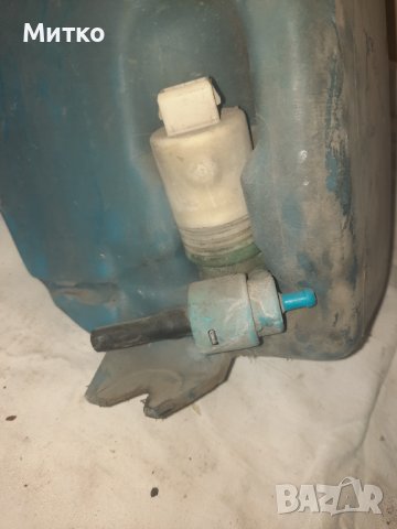 Казанче за течност за чистачките от Фолксвген Голф 3 ка, снимка 2 - Части - 38446637