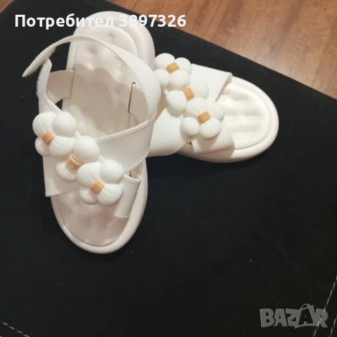 НОВИ!Бели сандали с декорация от цветенца 