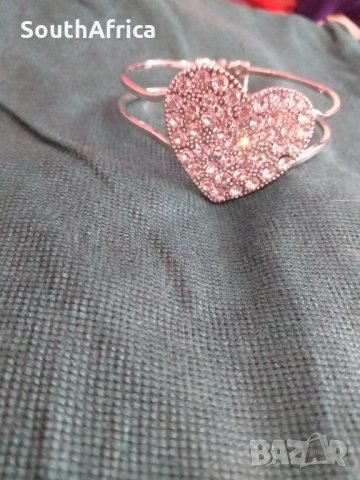 Гривна със сърце в камъни-Нова!, снимка 2 - Гривни - 32361232