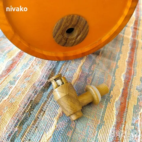 Продавам дървена бъчвичка 1,5 л. от борова дървесина с метални обръчи и канелка, снимка 7 - Бидони, бурета и бъчви - 48514657