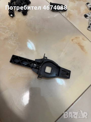 Основа захвад долен на радяторите на Ауди Audi A4 8K само за 10лв. 8K0805201