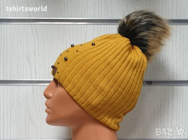 Нова зимна дамска шапка с камъчета в цвят горчица с пух/помпон, снимка 4 - Шапки - 47928089