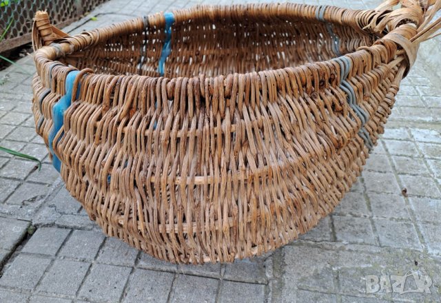 Стара плетена кошница без дръжка