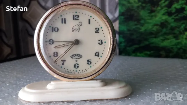Стар часовник-будилник Дружба