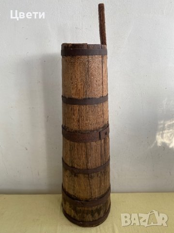 Стара, дървена бучка с метален обков