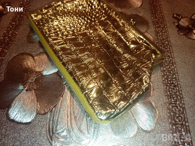 Ново Дамско Златисто Кожено Портмоне, снимка 2 - Портфейли, портмонета - 53277461