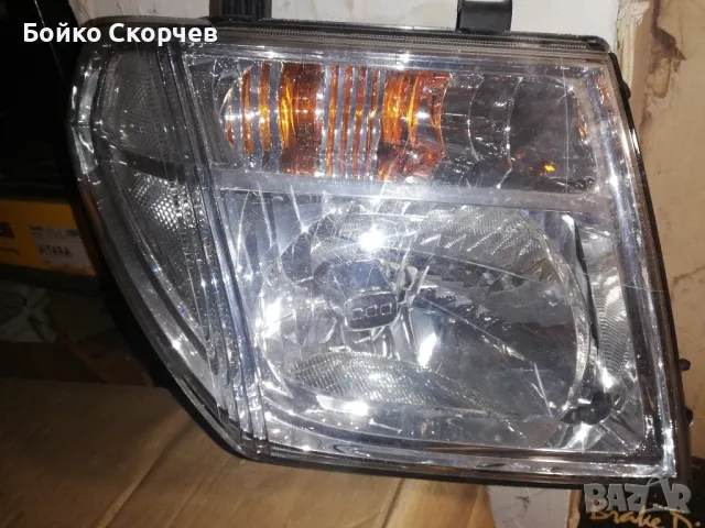 Десен фар за Нисан Навара.