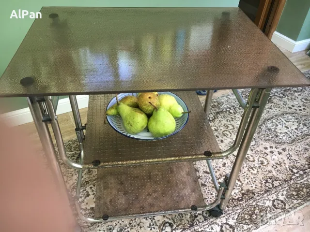 Стъклена масичка на колелца