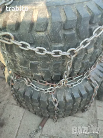 Гуми с джанти и вериги свалени от тракторна косачка снегорин 21-5-25