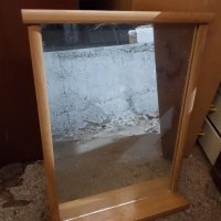 Огледало с дървена рамка и рафт