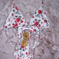 Уникален бял секси бански костюм дълбока прашка на нежни цветя флораен принт , снимка 7 - Бански костюми - 37510229