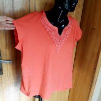 Оранжева тениска широк модел с дантела на деколтето 2ХЛ, снимка 2 - Тениски - 32985669