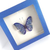 Прелестна брошка Синя пеперуда с блещукащи кристали в подаръчна кутийка, снимка 1 - Подаръци за жени - 43427603