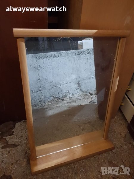 Огледало с дървена рамка и рафт, снимка 1