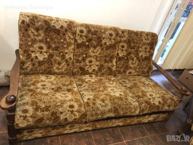 Холна гарнитура-диван, футьойли,табуретки и холни маси, снимка 1