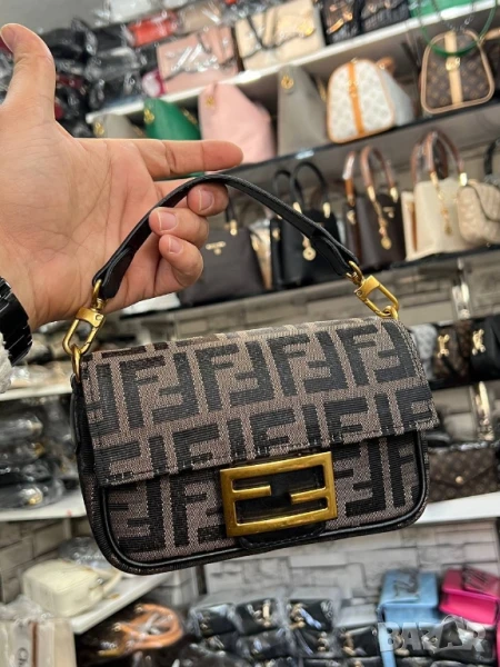 чанти FENDİ Baguette Mini , снимка 1