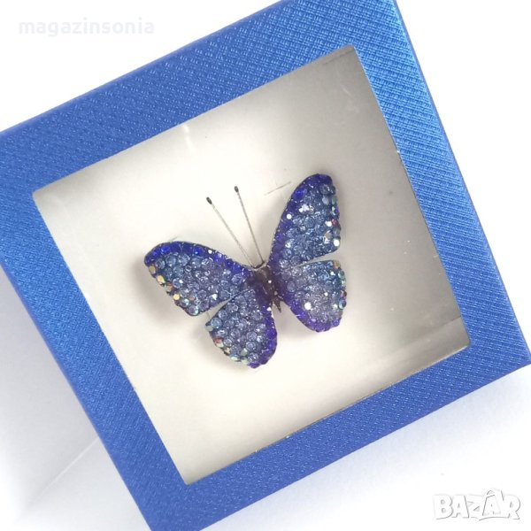 Прелестна брошка Синя пеперуда с блещукащи кристали в подаръчна кутийка, снимка 1