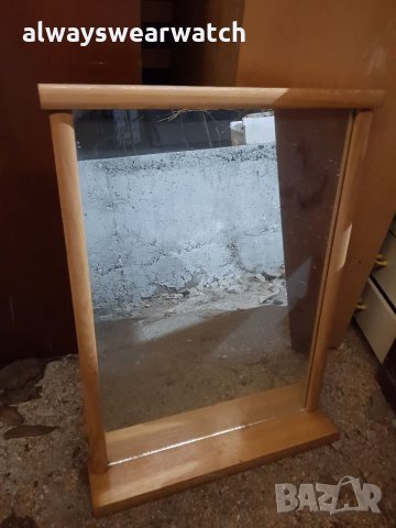 Огледало с дървена рамка и рафт, снимка 1 - Огледала - 27448206