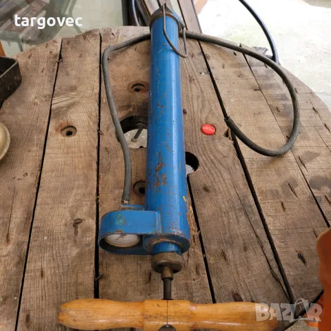 Уникална е голяма 70 см старинна ръчна помпа