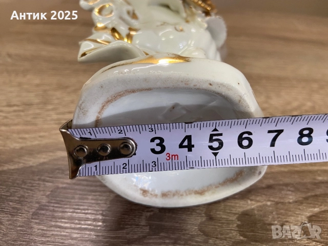 Декоративна порцеланова ваза с позлата и релефна цветна украса, снимка 5 - Антикварни и старинни предмети - 52532970