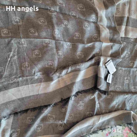 Moschino оригинален шал с етикети, снимка 5 - Шалове - 49390201