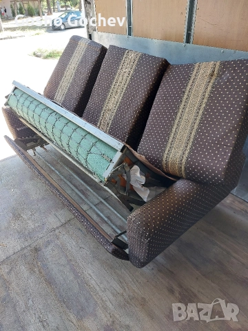 Разтегателен диван с футиол и 2броя шкафа.