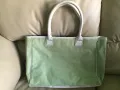Дамска чанта, цвят резеда,дръжки в бежово,от водоустойчива промазка , едно отделение , свободно, снимка 4