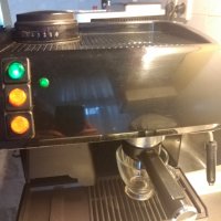 Кафе машина Саеко меджик с ръкохватка с крема диск и вградената кафемелачка, работи отлично , снимка 3 - Кафемашини - 39721189