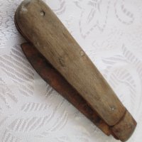 Стар ръждясъл нож с дървена дръжка, сгъваем, снимка 1 - Ножове - 40211673