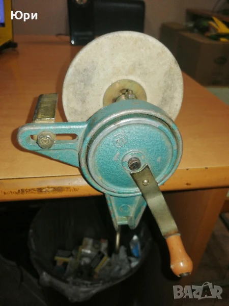 Продавам малък ръчен настолен шмиргел, снимка 1