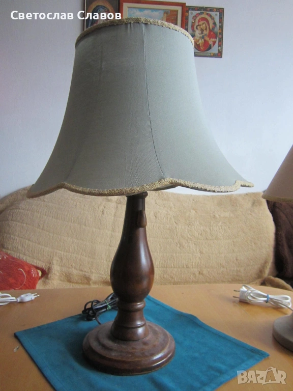 Масивна дизайнерска настолна лампа със стойка от стругован орех и красива светлозелена шапка, снимка 1