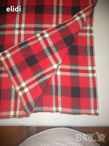 Вълнено одеало в червено каре, 1.50м/1,90м, снимка 2 - Олекотени завивки и одеяла - 43777424