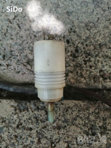 Оригинална помпа  (Hella) за казанчето на чистачките с маркучите за Голф 2!, снимка 1