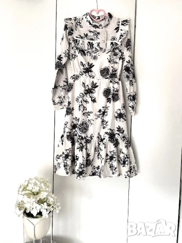 Разпродажба! Нова рокля до коляното разкроена с дълъг ръкав с флорални мотиви черно и бяло елегантна, снимка 4 - Рокли - 50760296