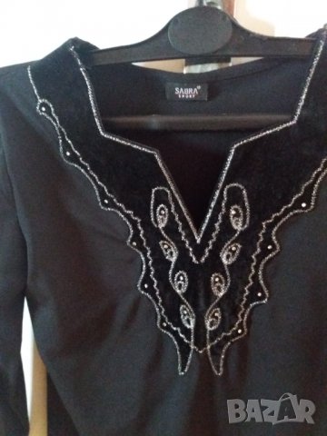 Дамска черна блуза SABRA със сребристи орнаменти, снимка 1 - Блузи с дълъг ръкав и пуловери - 36874503