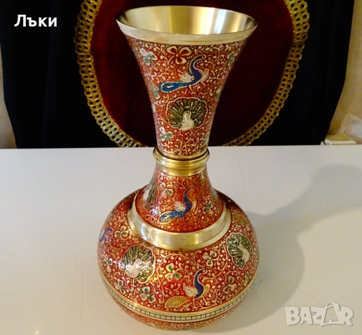 Приказна бронзова ваза,цветен клетъчен емайл,пауни,цветя. 