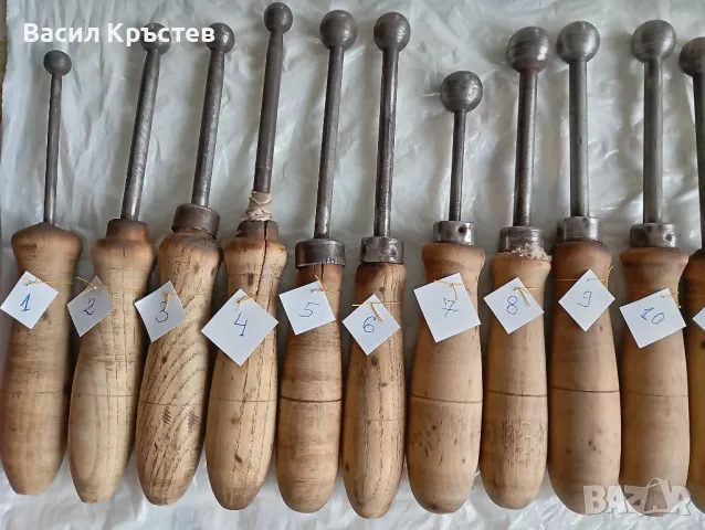 Инструменти и Ролка фина хартия за изработка на Сватбени цветя, Стар куфар