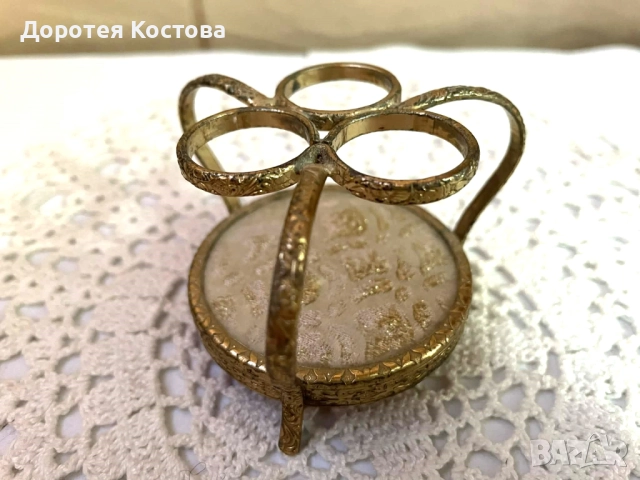 Красива месингова поставка с бродерия за 3 червила от Англия