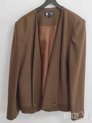 Емблематично сако от холандския дизайнер Edgar Vos. 