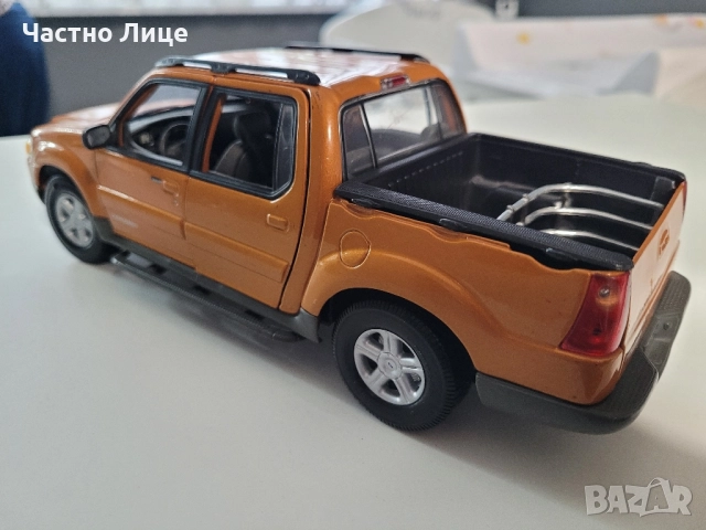 Модел Ford Explorer Sport Trac Orange Maisto 1/18 , снимка 3 - Коли, камиони, мотори, писти - 52344129