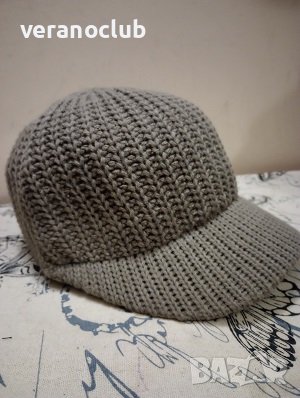 Зимна бежова шапка с малка козирка , снимка 2 - Шапки - 44036308