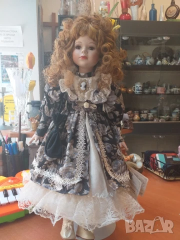 Колекционерска Puppenstube порцеланова кукла , снимка 3 - Колекции - 50549835