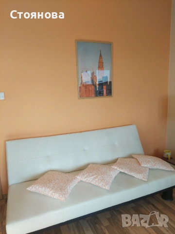 Разтегателен диван с бяла изкуствена кожа, снимка 2 - Дивани и мека мебел - 53037328