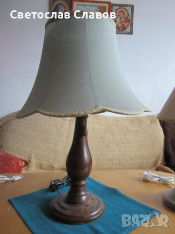 Масивна дизайнерска настолна лампа със стойка от стругован орех и красива светлозелена шапка