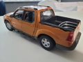 Модел Ford Explorer Sport Trac Orange Maisto 1/18 , снимка 3