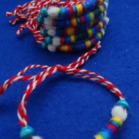 Мартеници гривни с дървени топчета и цветни усукани конци в средата, снимка 3 - Български сувенири - 39397844