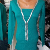Удължена вталена блуза фино плетиво със сребристи пайети около деколтето , снимка 1 - Блузи с дълъг ръкав и пуловери - 39733816