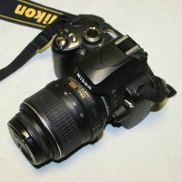 Фотоапарат Nikon D60 с обектив Nikkor AF-S 18-55 VR, снимка 1 - Фотоапарати - 42958405