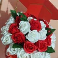 Луксозна кутия с трийсет и една сапунени роза за абитуриенти или абсолвенти , снимка 2 - Подаръци за жени - 40416895